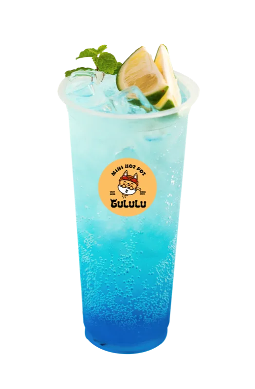 Lemon Soda: blau-türkise Limonade mit Eis, Limette und Minze
